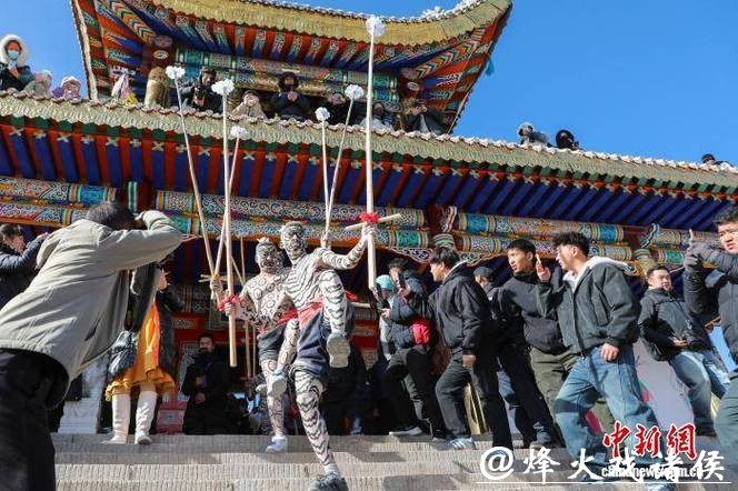 青海古村“於菟”跃古堡 祈福新年平安